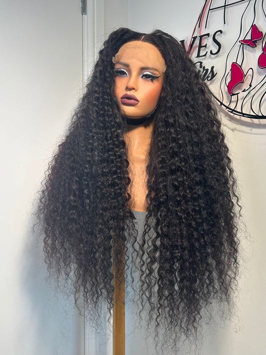 28” SDD Moana curls with a 5x5 Glueless closure. Website Exclusive 280£