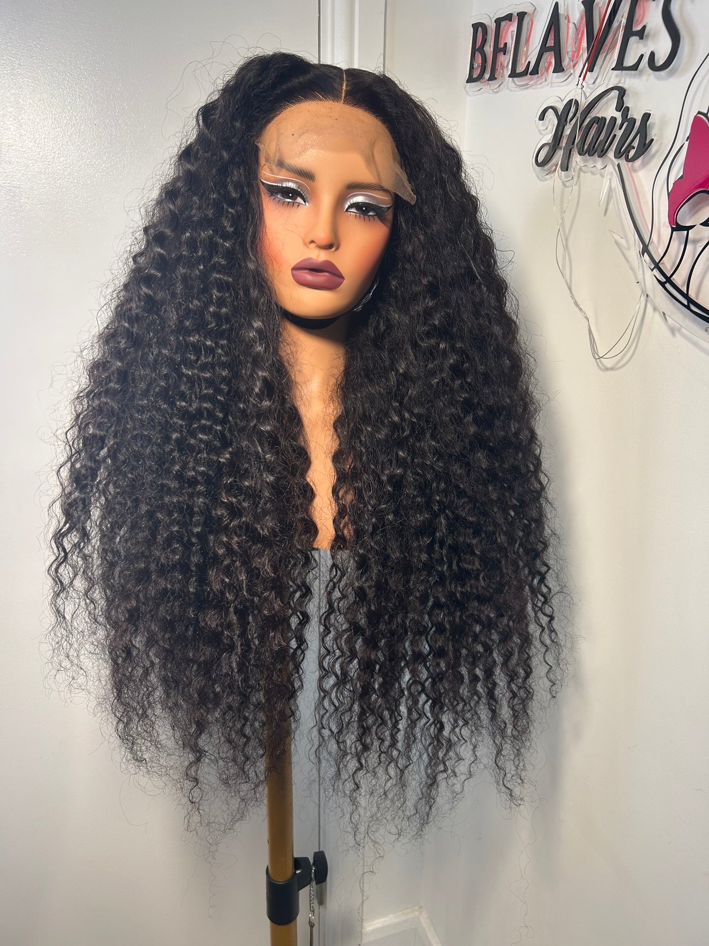 28” SDD Moana curls with a 5x5 Glueless closure. Website Exclusive 280£