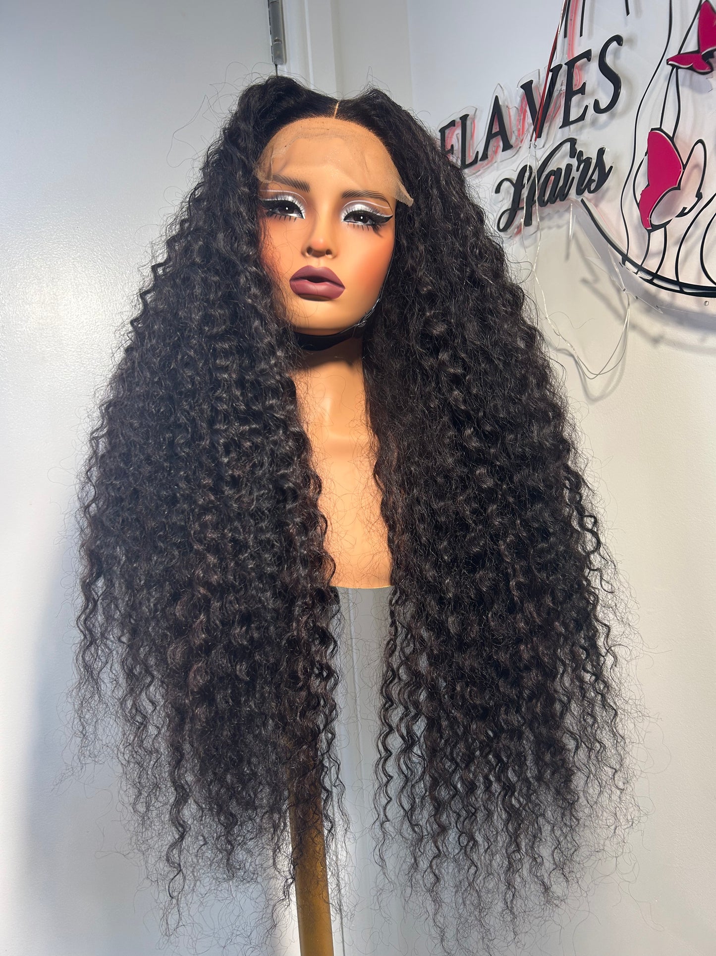 28” SDD Moana curls with a 5x5 Glueless closure. Website Exclusive 280£