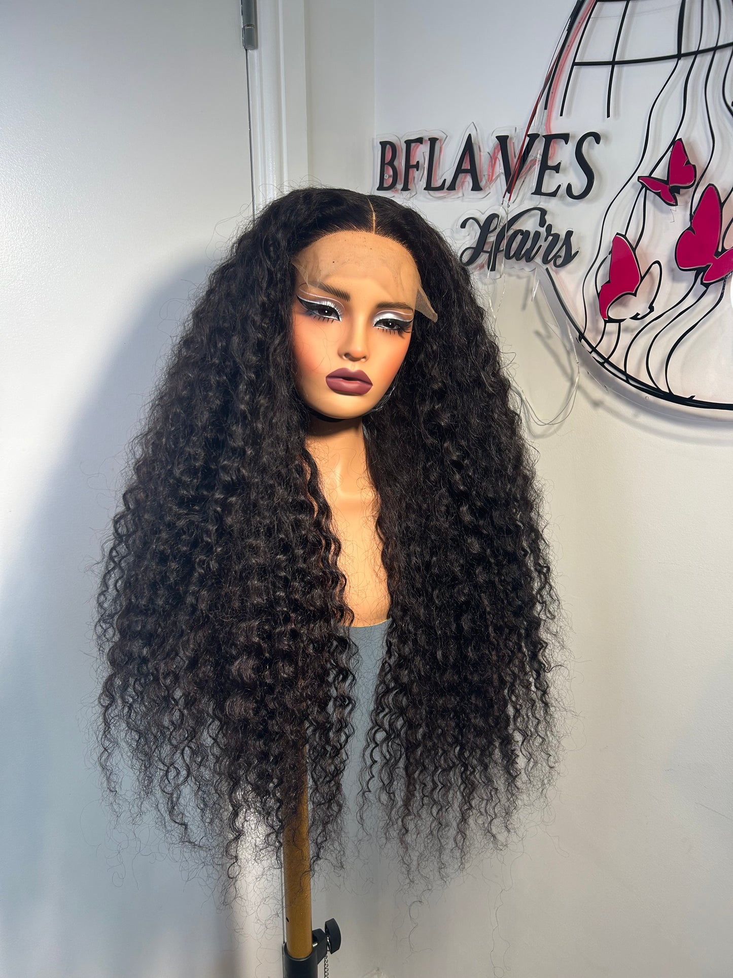 28” SDD Moana curls with a 5x5 Glueless closure. Website Exclusive 280£